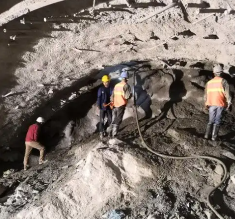 灵山隧道拱顶带模注浆料，微膨胀注浆料的特点及施工工艺